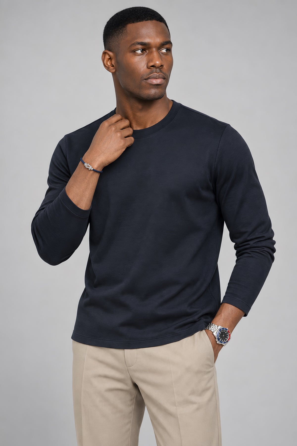 T-shirt manches longues Allège bleu marine, porté cadré à la taille — visuel généré par IA