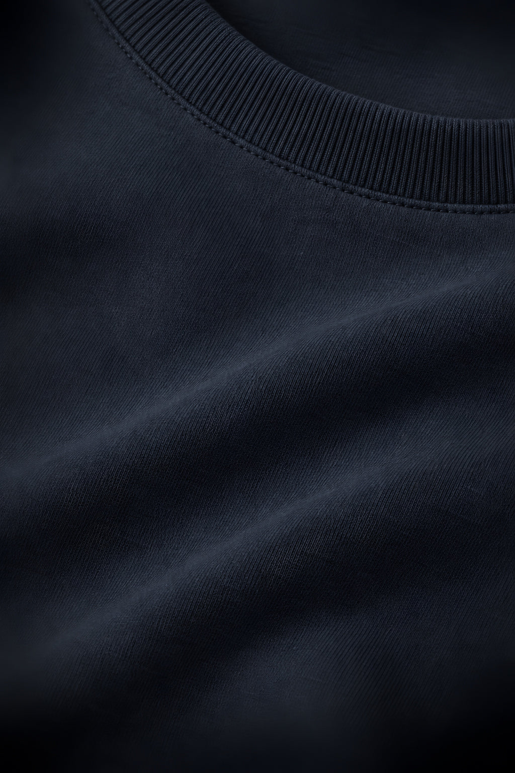 T-shirt manches longues Allège bleu marine, macro de la matière — visuel généré par IA