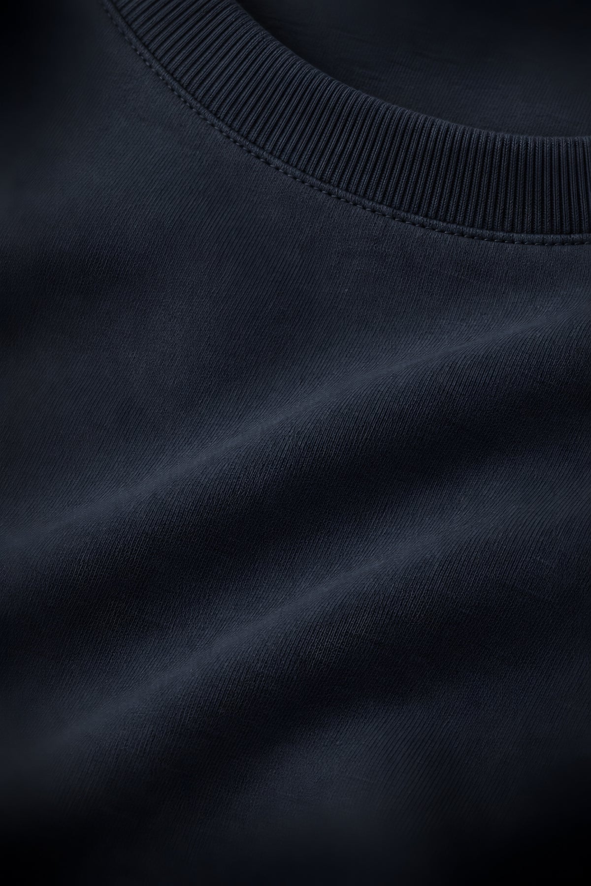 T-shirt manches longues Allège bleu marine, macro de la matière — visuel généré par IA