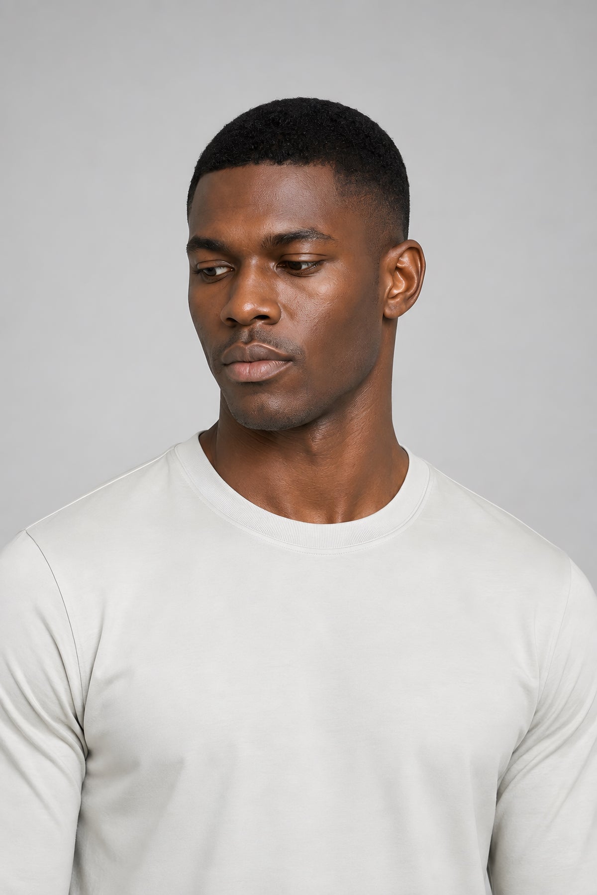 T-shirt manches longues Allège gris clair, gros plan col et visage — visuel généré par IA
