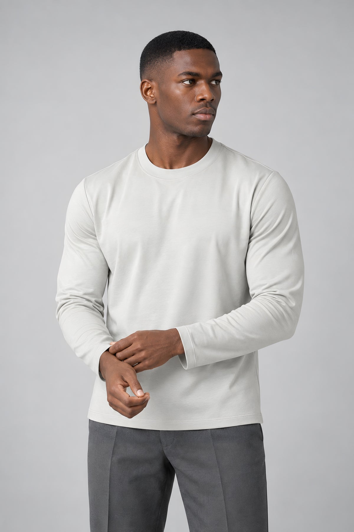 T-shirt manches longues Allège gris clair, porté cadré à la taille — visuel généré par IA