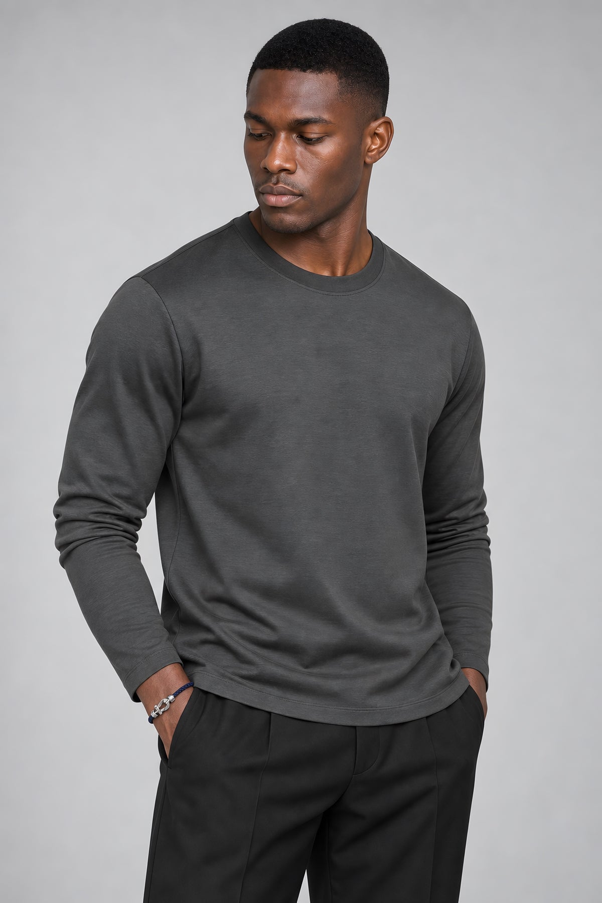 T-shirt manches longues Allège gris foncé, porté cadré à la taille — visuel généré par IA
