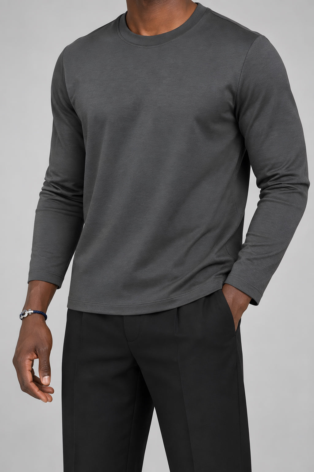 T-shirt manches longues Allège gris foncé, détail de construction — visuel généré par IA
