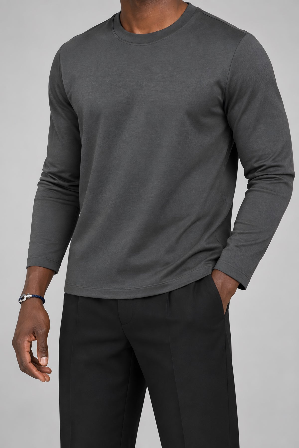 T-shirt manches longues Allège gris foncé, détail de construction — visuel généré par IA