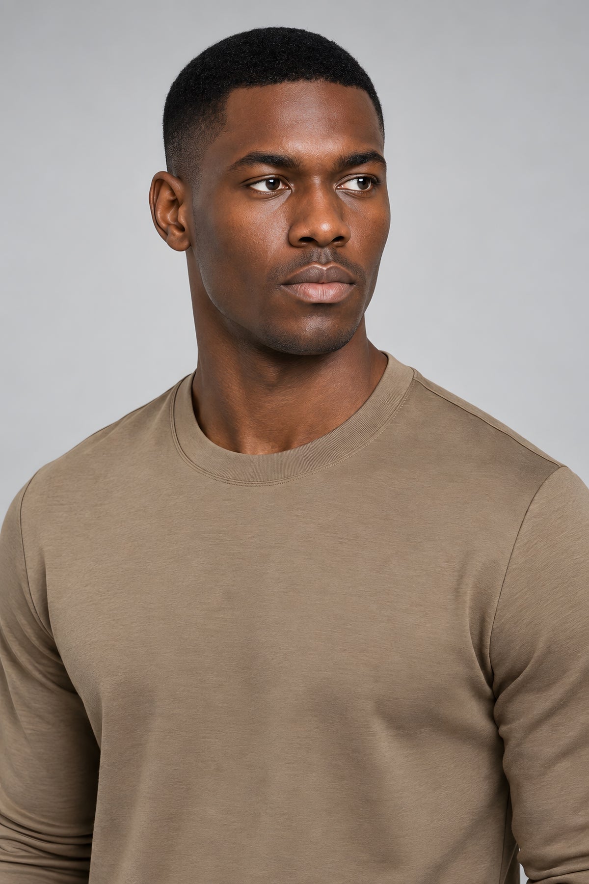 T-shirt manches longues Allège moka, gros plan col et visage — visuel généré par IA