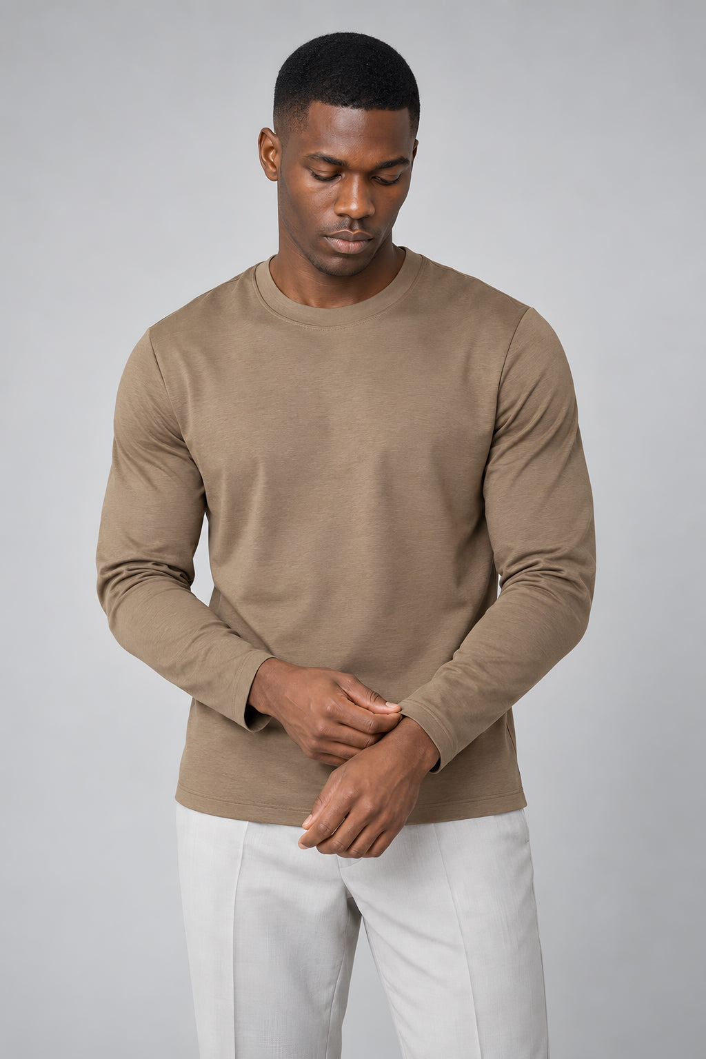 T-shirt manches longues Allège moka, porté cadré à la taille — visuel généré par IA