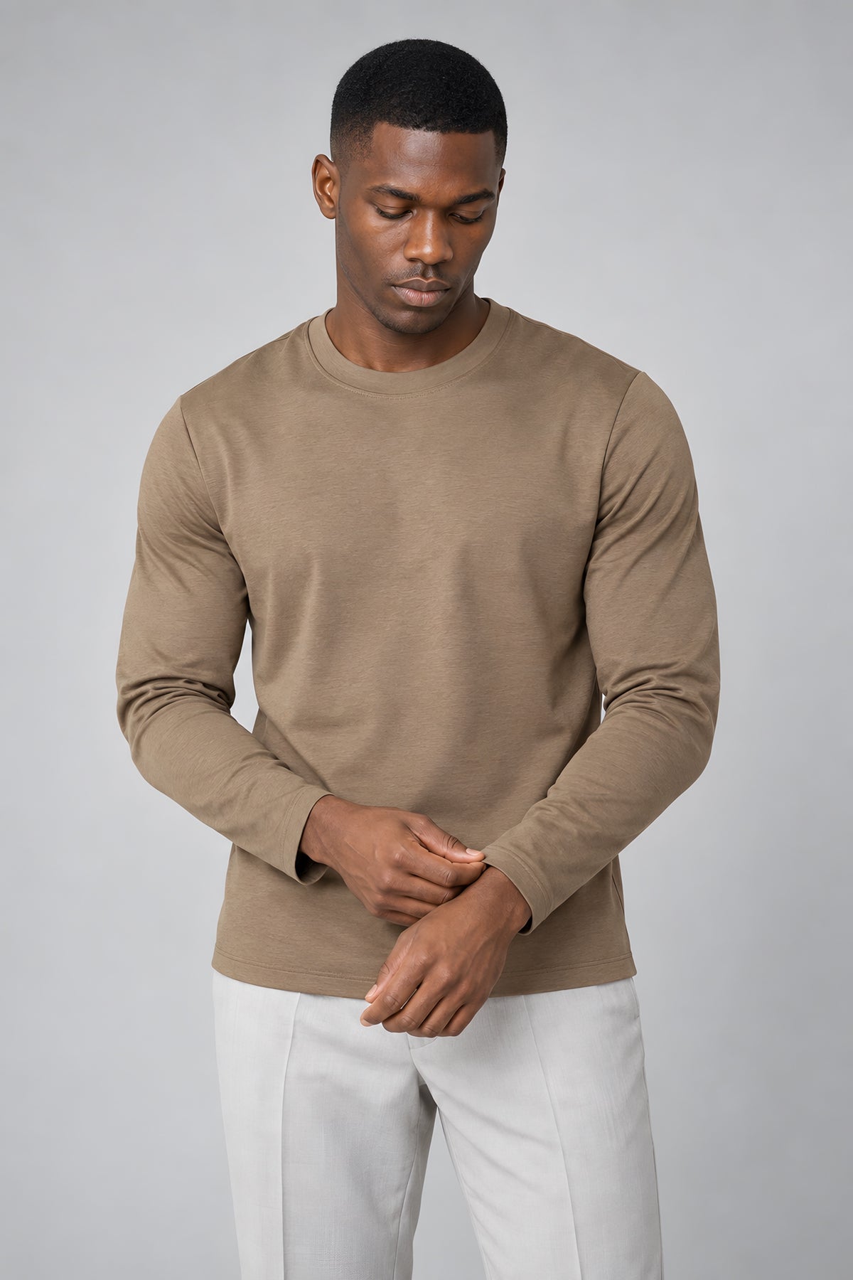 T-shirt manches longues Allège moka, porté cadré à la taille — visuel généré par IA