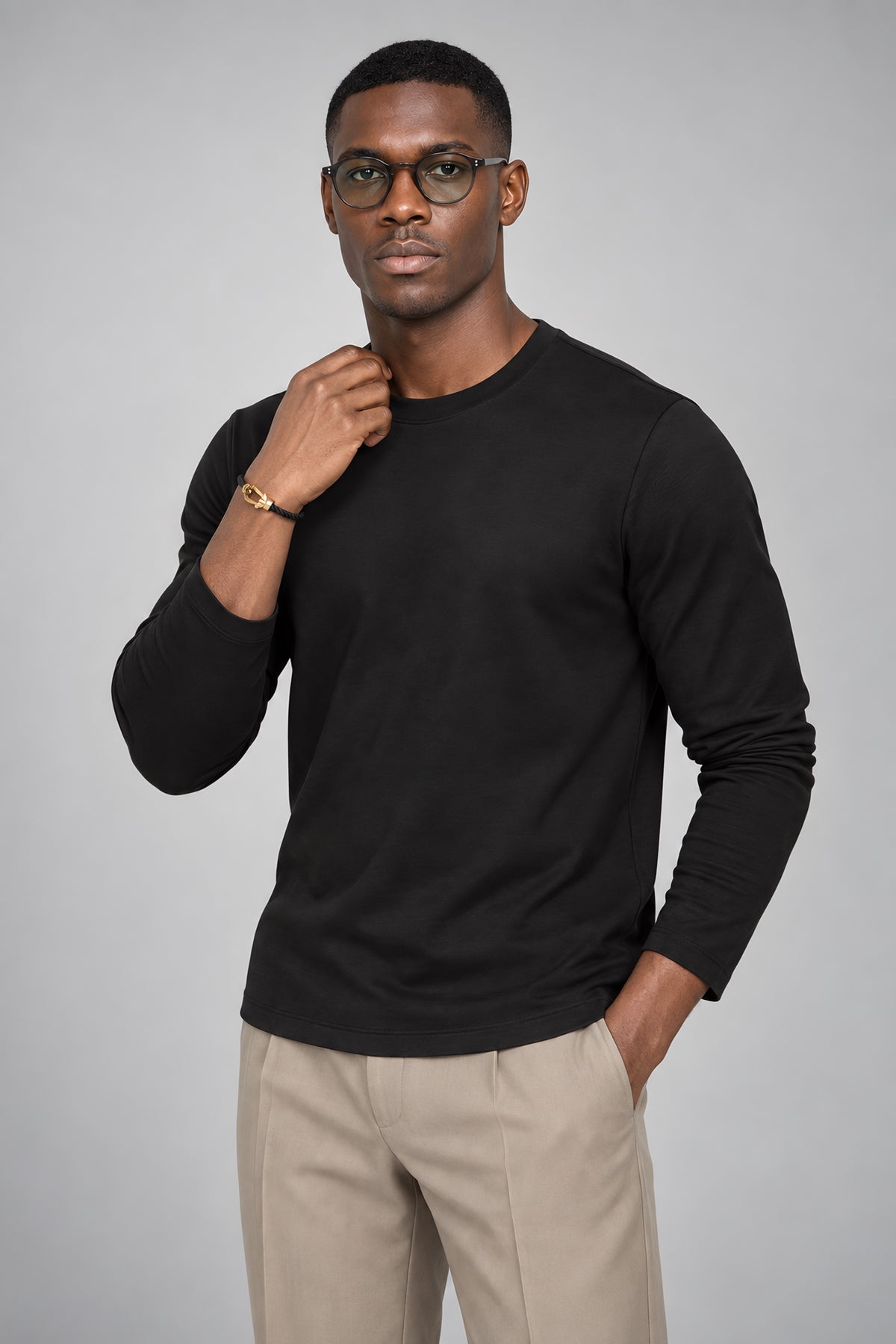 T-shirt manches longues Allège noir, porté cadré à la taille — visuel généré par IA