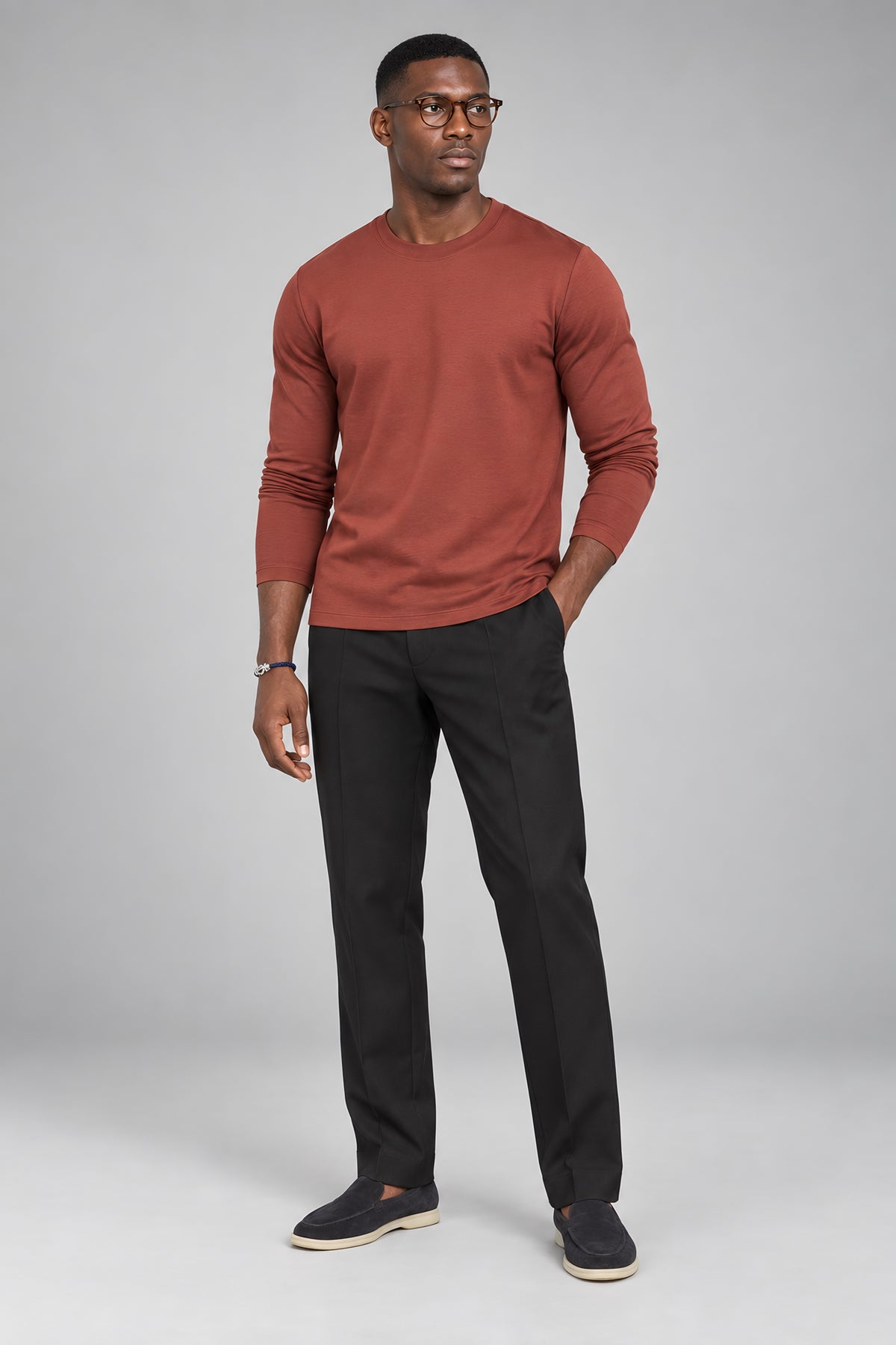 T-shirt manches longues Allège rouge brique, porté en pied — visuel généré par IA