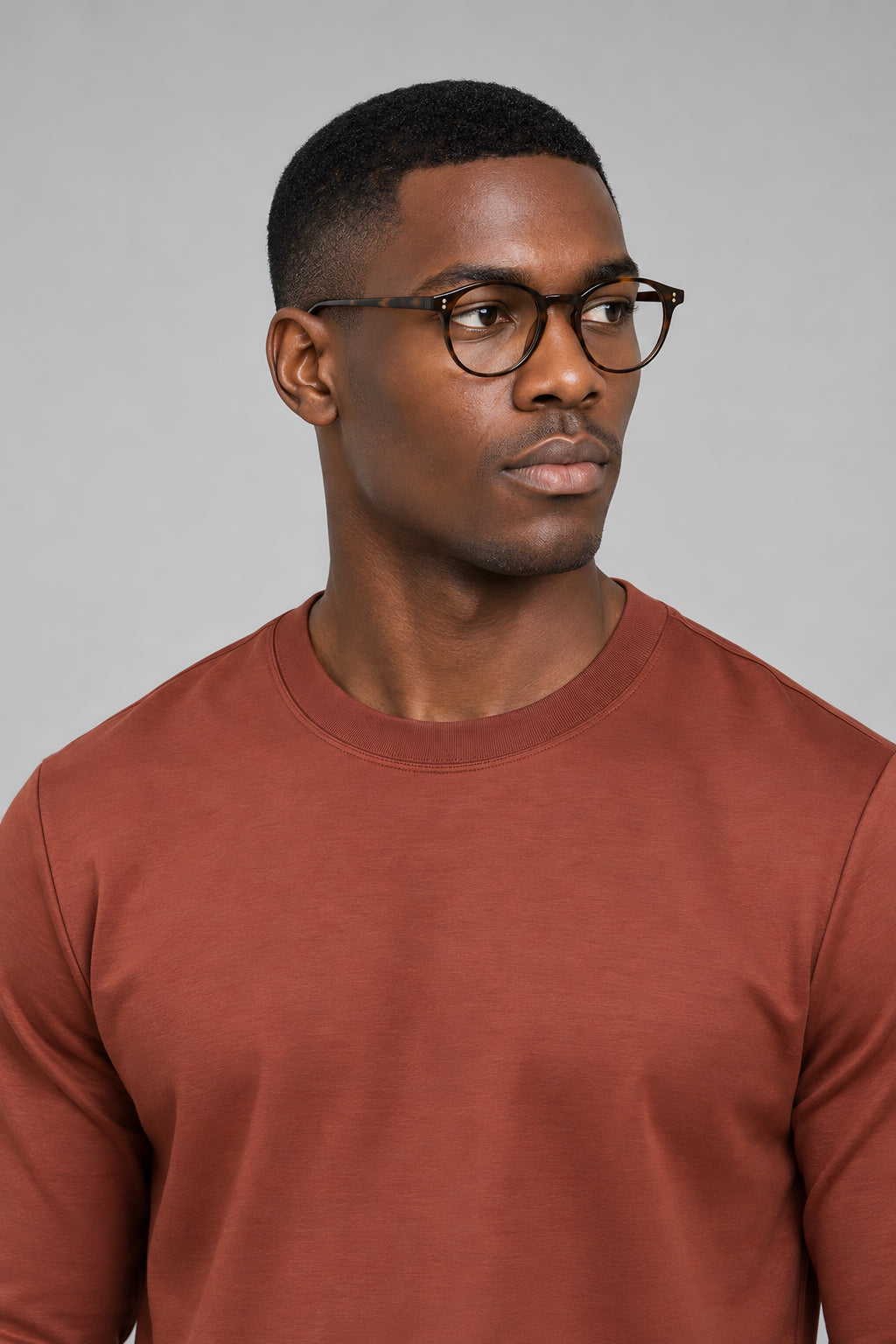 T-shirt manches longues Allège rouge brique, gros plan col et visage — visuel généré par IA