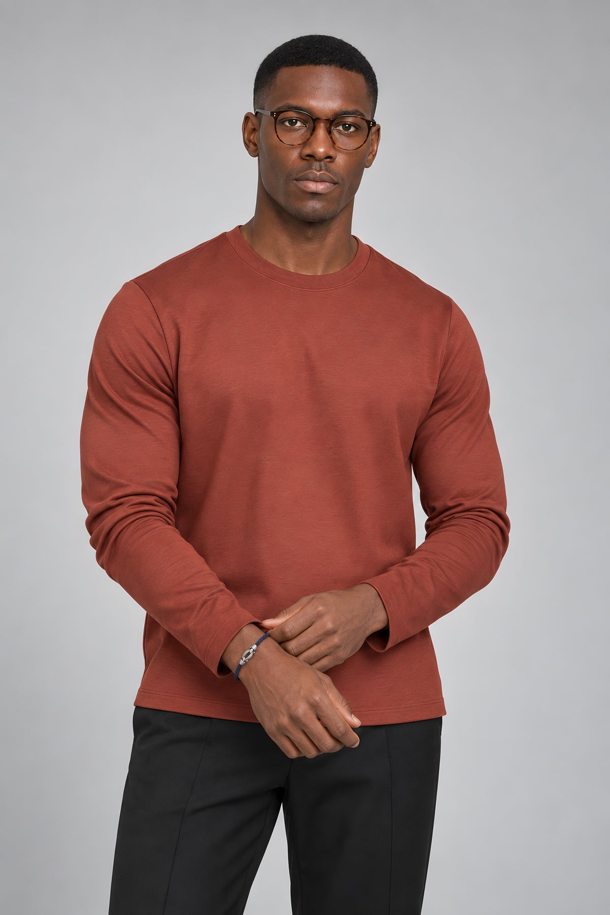 T-shirt manches longues Allège rouge brique, porté cadré à la taille — visuel généré par IA
