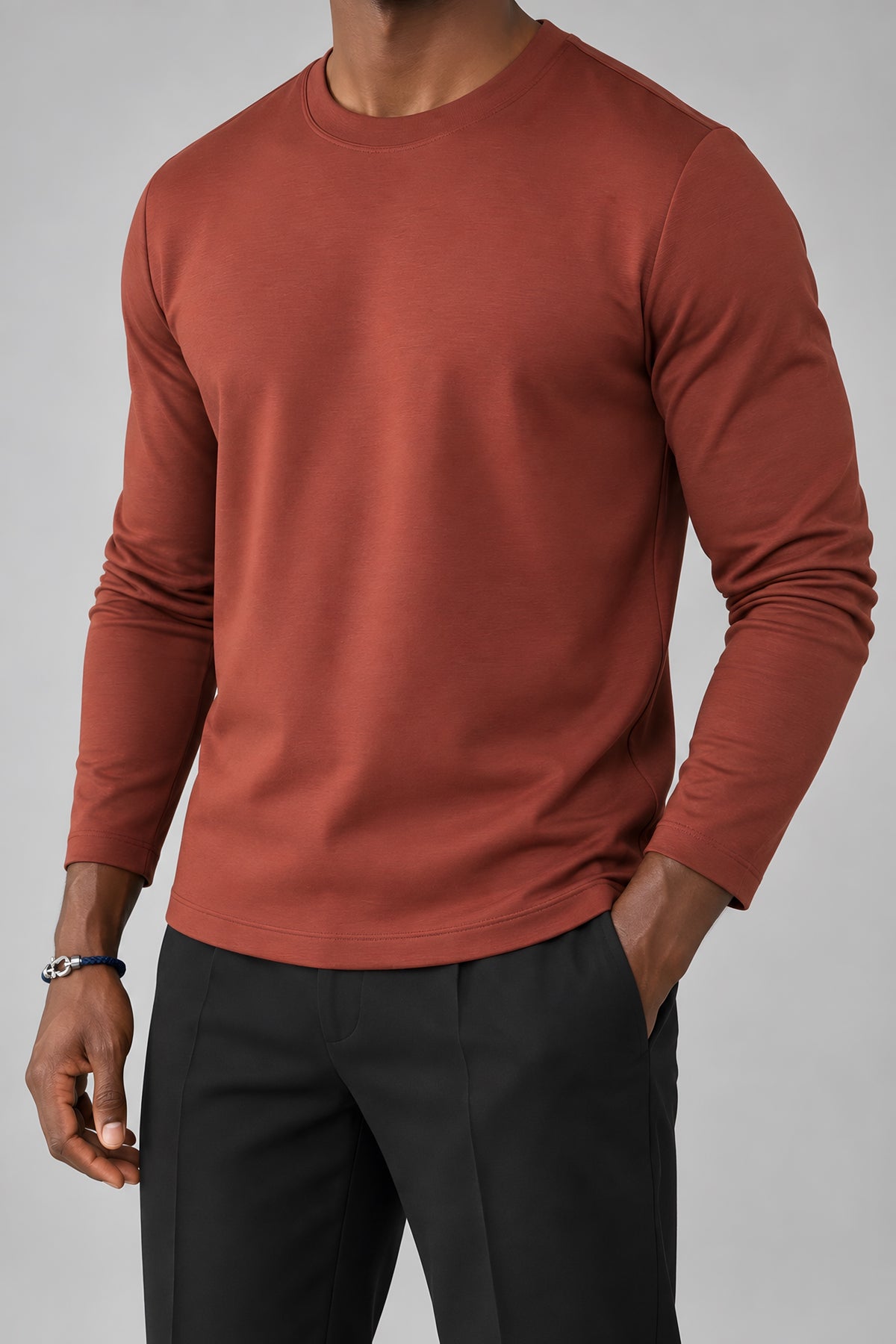 T-shirt manches longues Allège rouge brique, détail de construction — visuel généré par IA