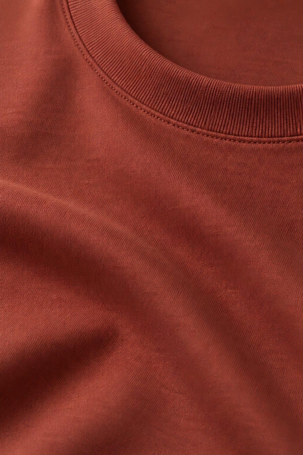 T-shirt manches longues Allège rouge brique, macro de la matière — visuel généré par IA