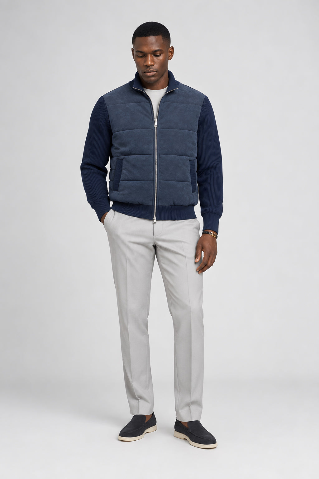 Veste bi-matière Parement bleu, porté en pied — visuel généré par IA
