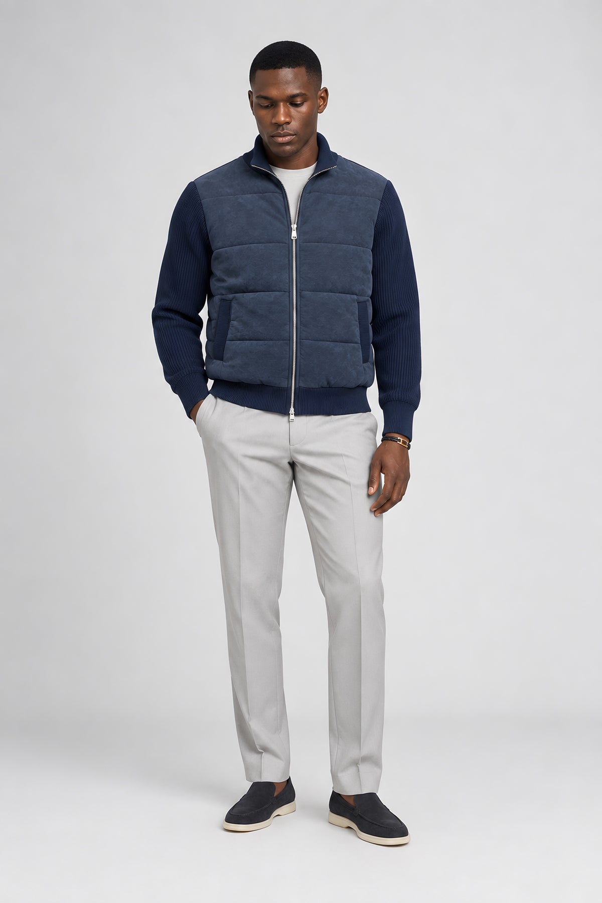 Veste bi-matière Parement bleu, porté en pied — visuel généré par IA