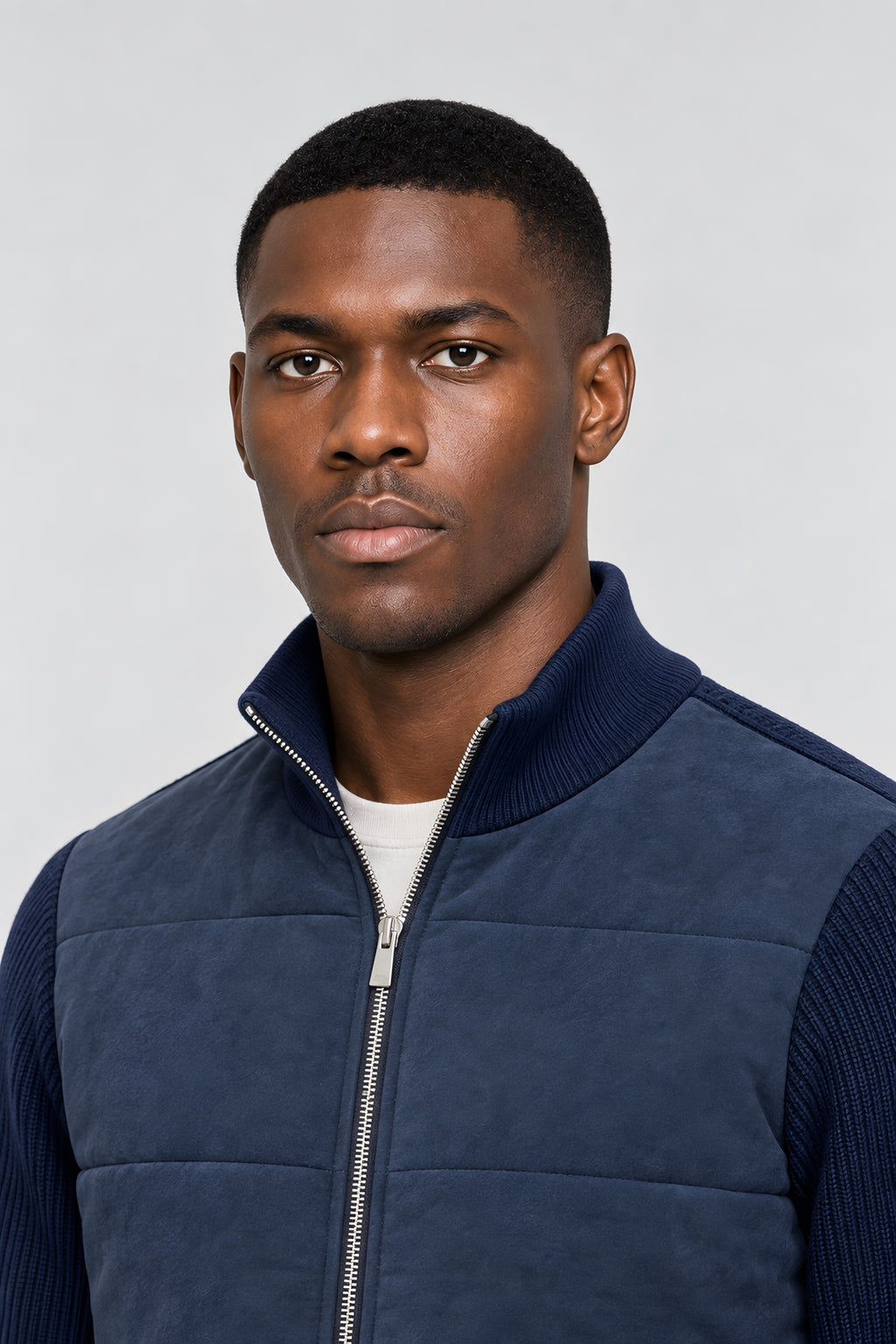Veste bi-matière Parement bleu, gros plan col et visage — visuel généré par IA