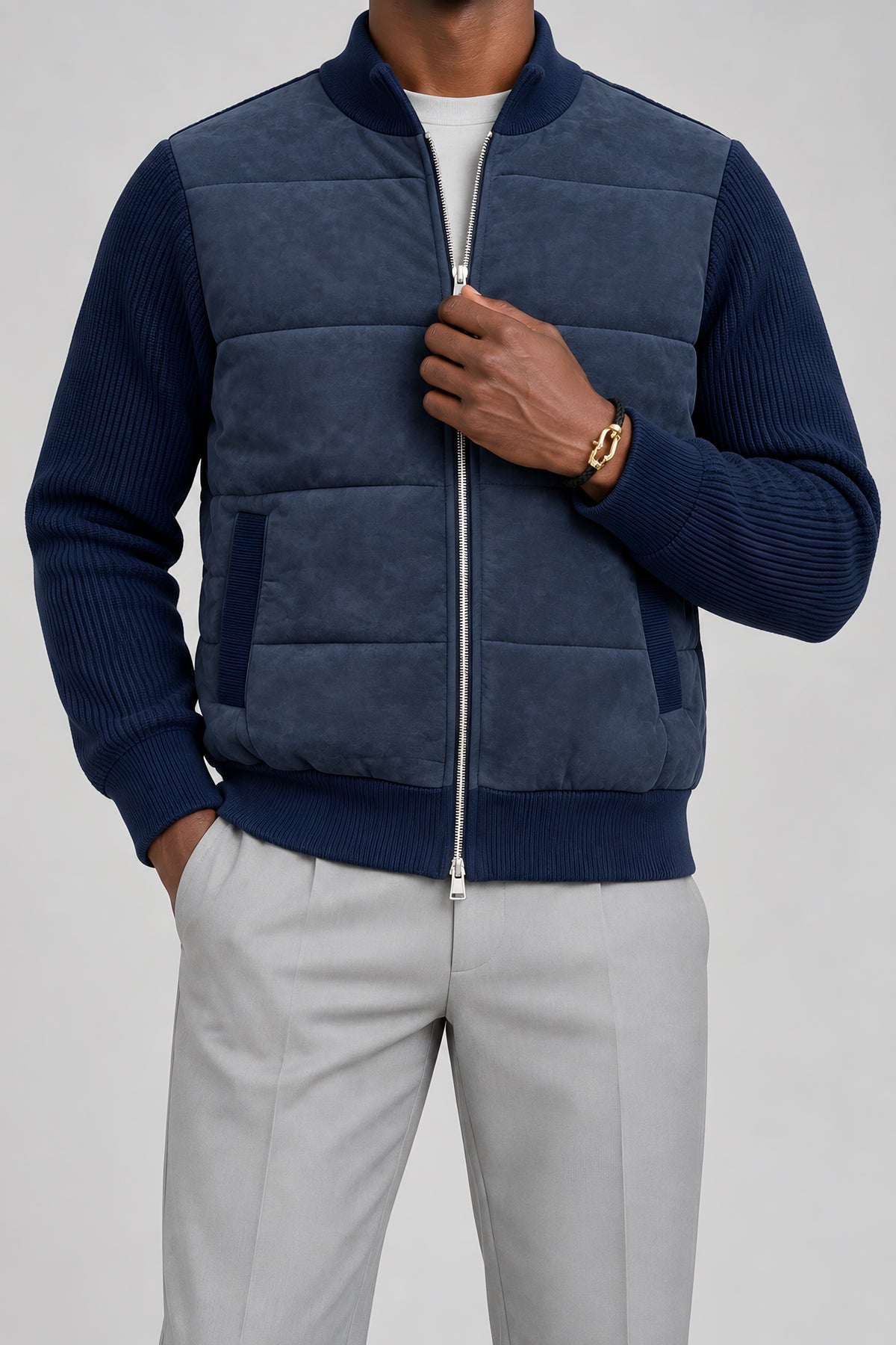 Veste bi-matière Parement bleu, détail de construction — visuel généré par IA