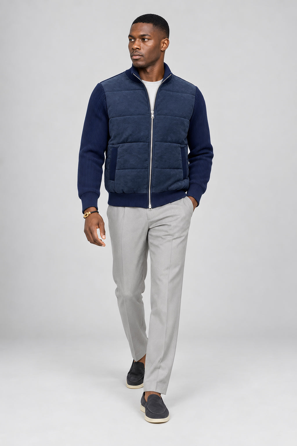 Veste bi-matière Parement bleu, porté en marche — visuel généré par IA