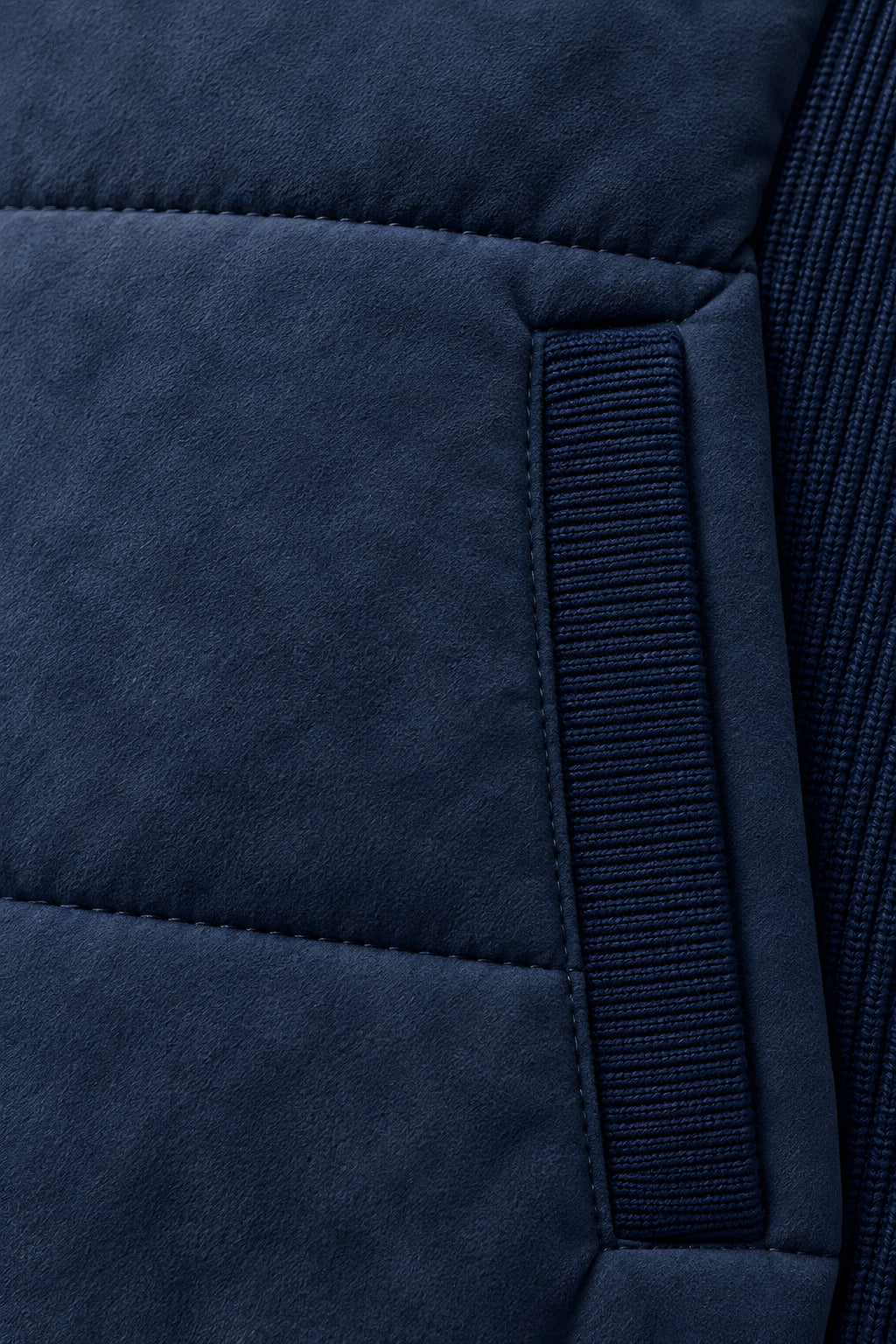 Veste bi-matière Parement bleu, macro de la matière — visuel généré par IA