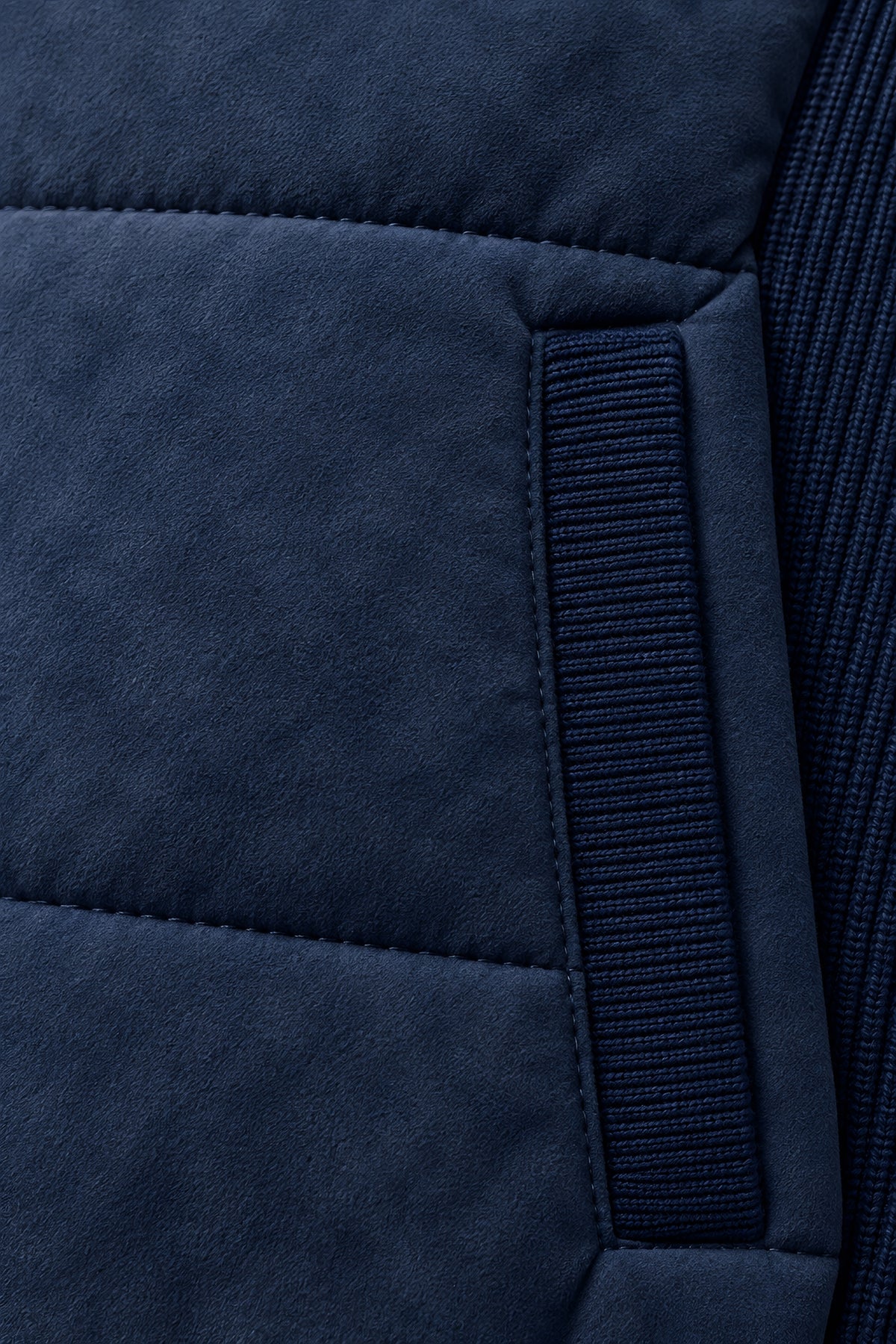 Veste bi-matière Parement bleu, macro de la matière — visuel généré par IA