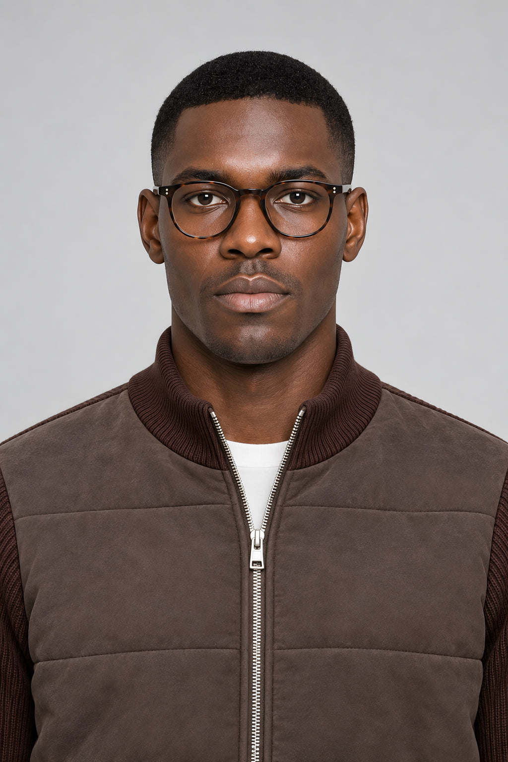 Veste bi-matière Parement marron, gros plan col et visage — visuel généré par IA
