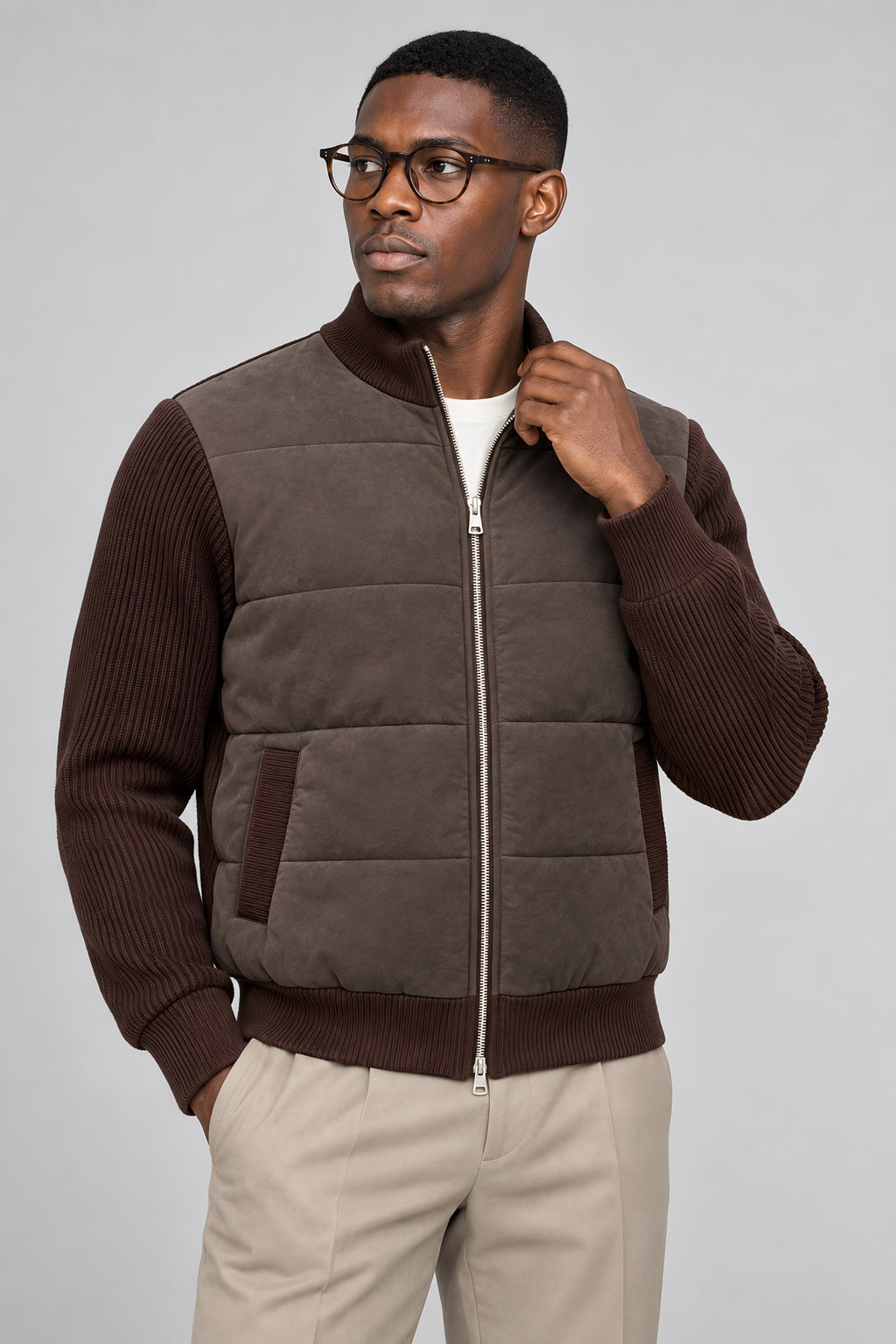 Veste bi-matière Parement marron, porté cadré à la taille — visuel généré par IA