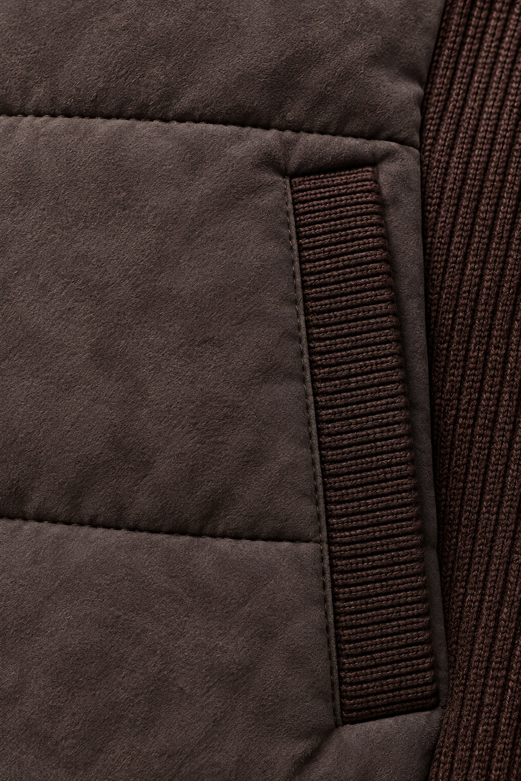 Veste bi-matière Parement marron, macro de la matière — visuel généré par IA