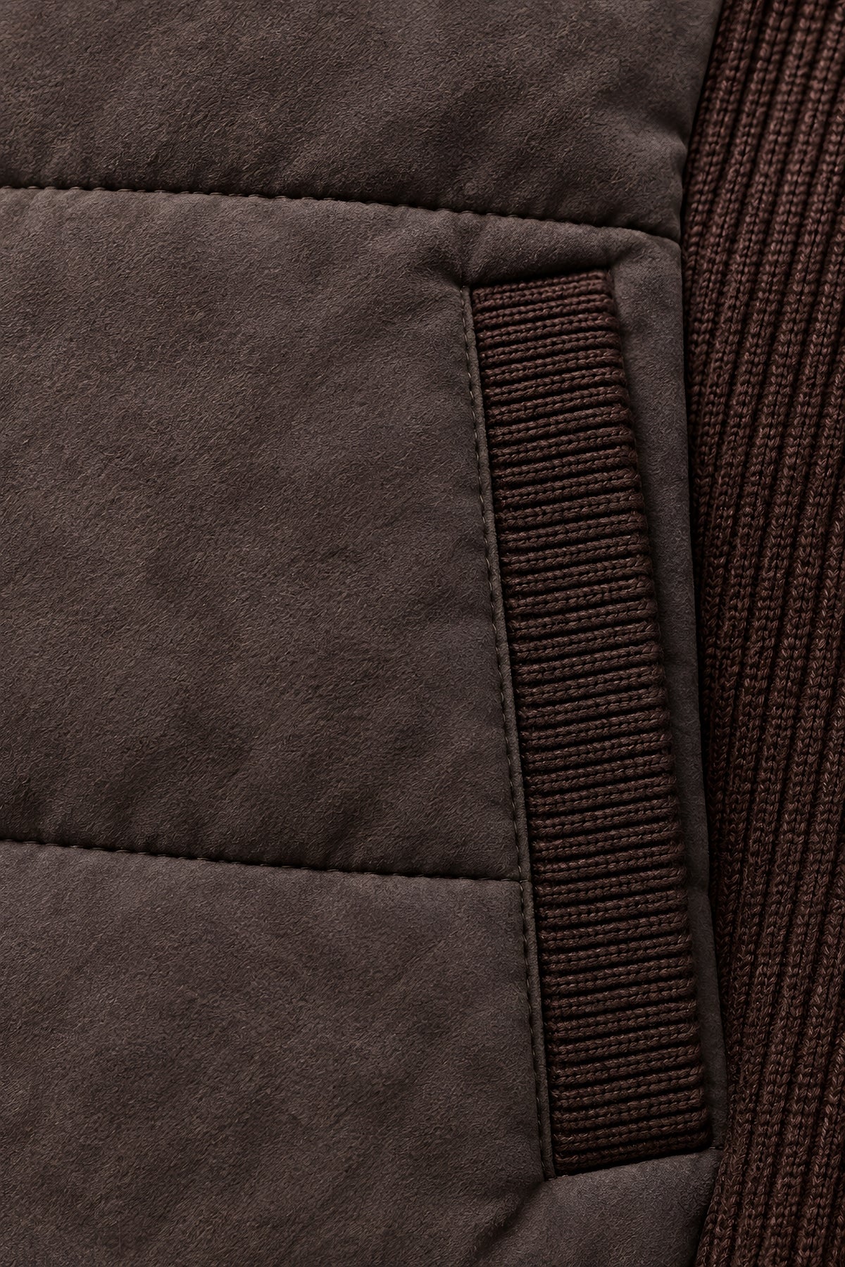 Veste bi-matière Parement marron, macro de la matière — visuel généré par IA