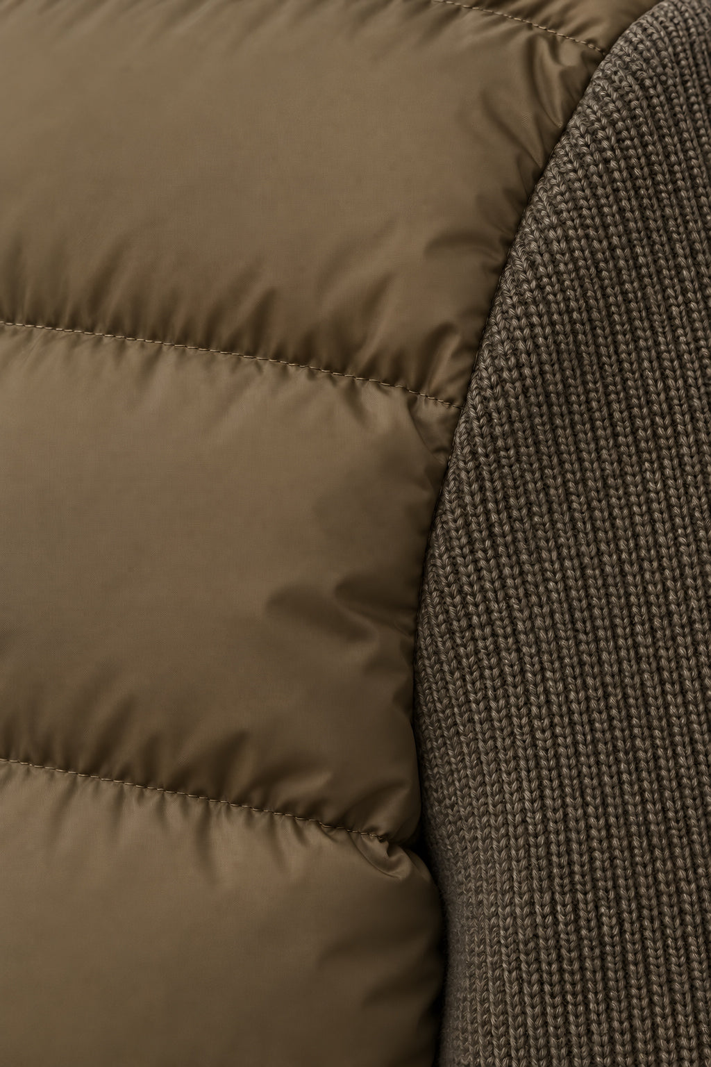 Veste matelassée Voûte marron kaki, macro de la matière — visuel généré par IA
