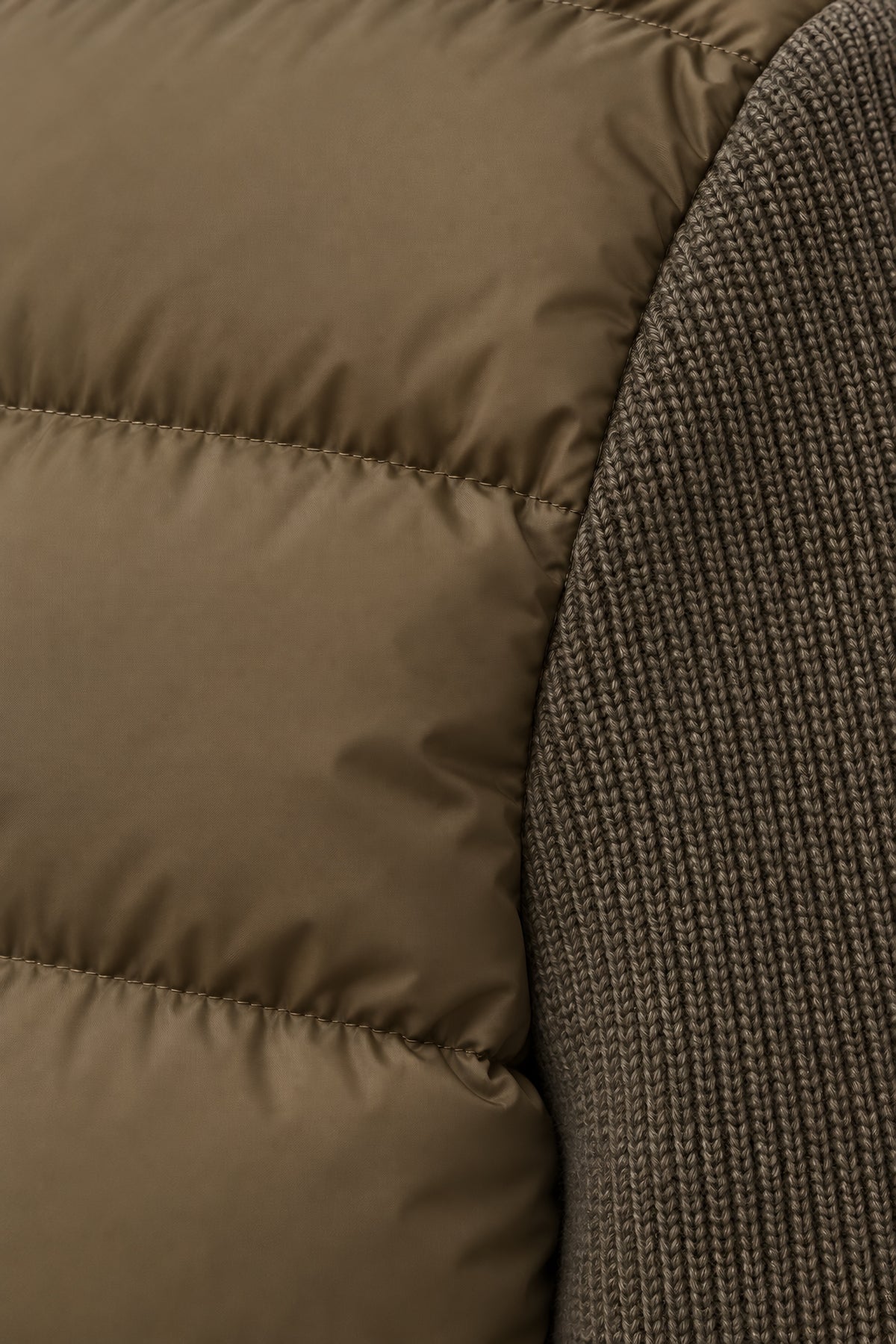 Veste matelassée Voûte marron kaki, macro de la matière — visuel généré par IA