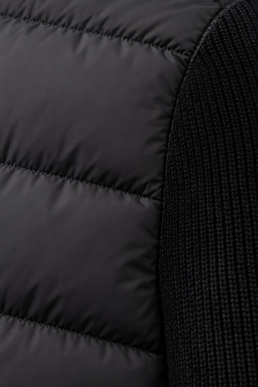 Veste matelassée Voûte noir, macro de la matière — visuel généré par IA
