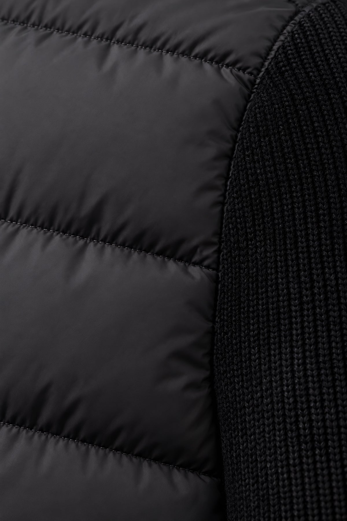 Veste matelassée Voûte noir, macro de la matière — visuel généré par IA