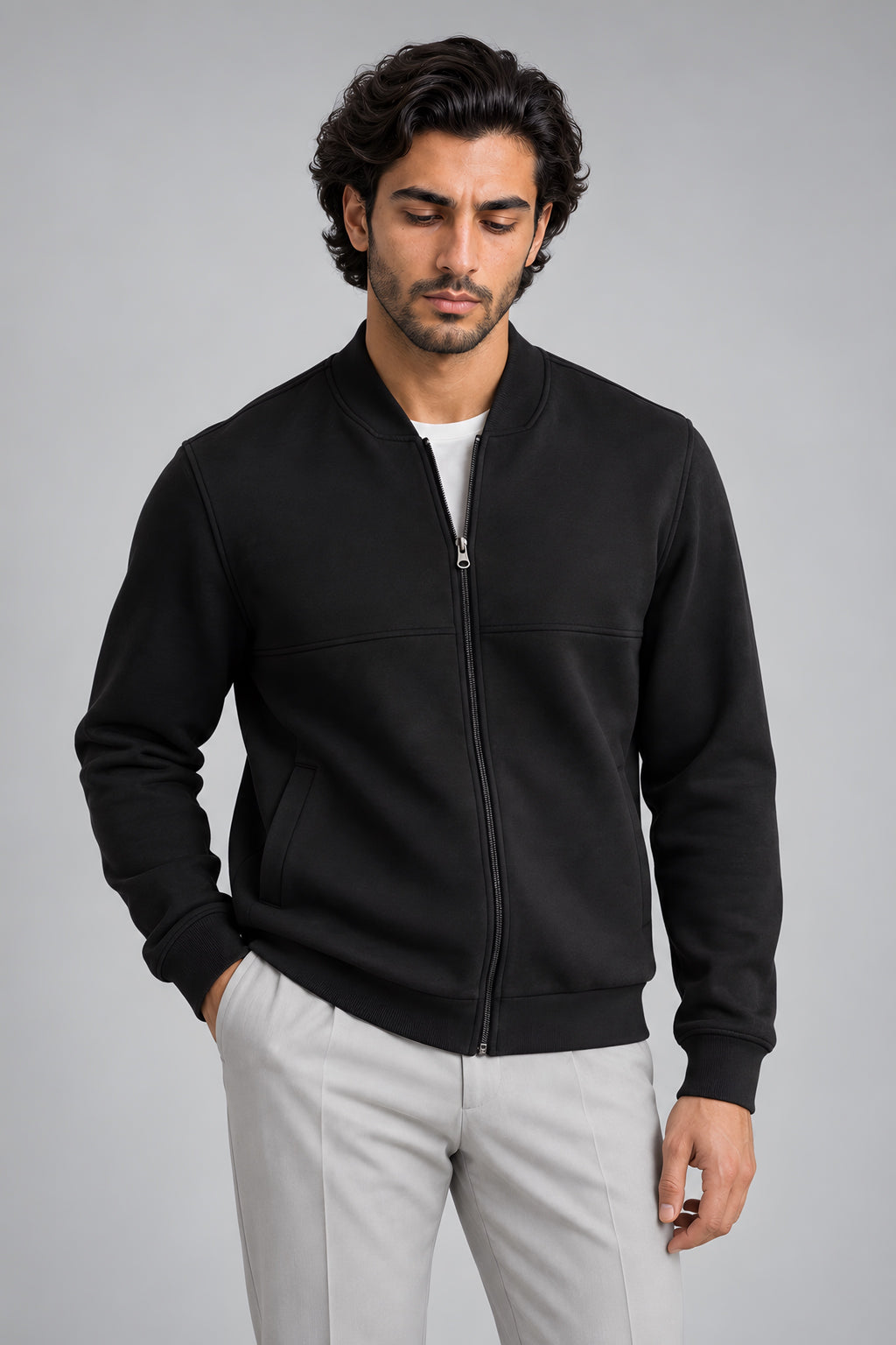 Veste zippée Palier noir, porté cadré à la taille — visuel généré par IA