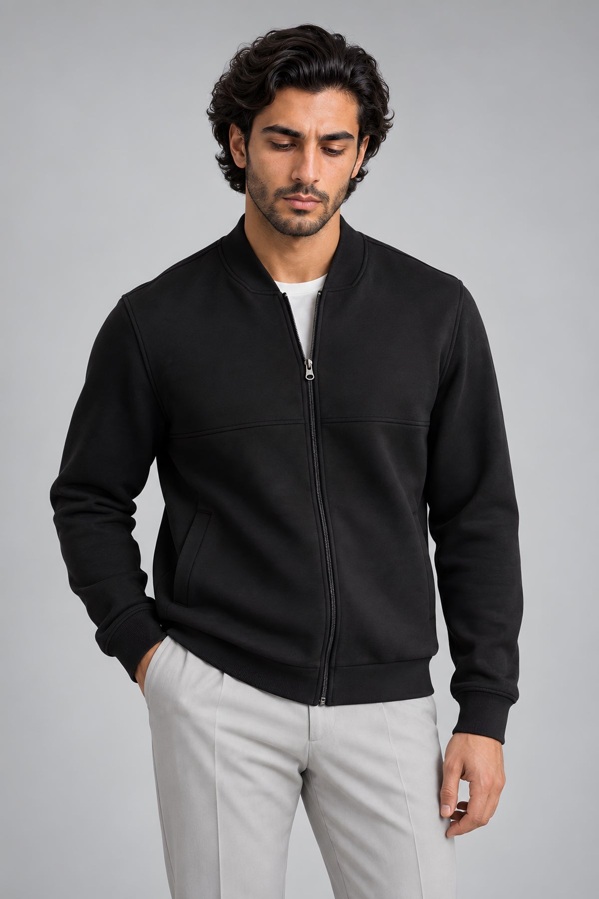 Veste zippée Palier noir, porté cadré à la taille — visuel généré par IA