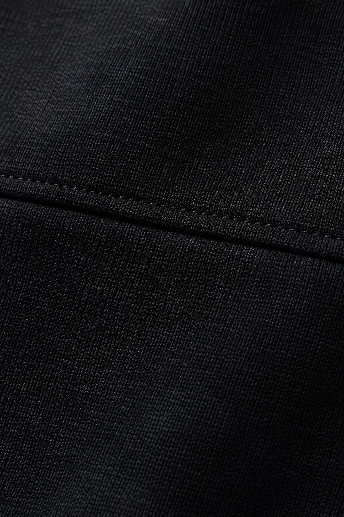 Veste zippée Palier noir, macro de la matière — visuel généré par IA